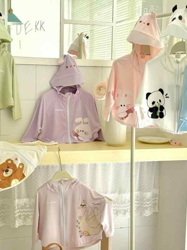 ・対象性別: 男女共用・対象年齢: 1〜8歳（90〜140cm）・素材: ポリエステル89%・重量: 190g・裏地: ポリエステル・カラー展開: ホワイト（パンダ）、ピンク（ウサギ）、ライトパープル（ウサギ）、ブルー（パンダ）、ライトグリーン（パンダ）、ベージュ（クマ）・サイズ展開: 90cm、100cm、110cm、120cm、130cm・フード: フード付き（取り外し不可）・機能: 紫外線防止・仕様: ネームタグなし、下げ札あり