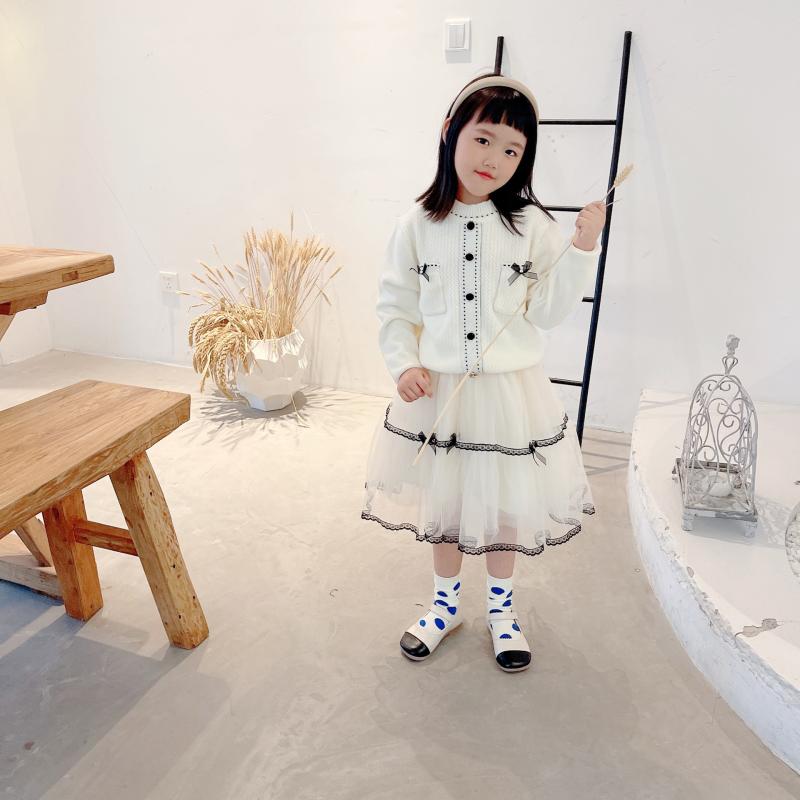 ・カテゴリ: キッズアンサンブル・対象性別: 女の子・スタイル: 韓国風・セット内容: ワンピースセット、2点セット・対象年齢: 中小童（3～8歳、100～140cm）・袖丈: 長袖・フード: フードなし・生地加工: 柔軟処理、酵素洗い・厚み: 普通・柄: 無地・デザイン要素: レース、可愛い、蝶結び、配色、プリンセス、チュール、トレンド・生地素材: ニット・主な素材: アクリル52%・安全基準: B類・留め具仕様: プルオーバー・カラー展開: イエロー、ピンク、アイボリー・サイズ展開: 90cm、100cm、110cm、120cm、130cm