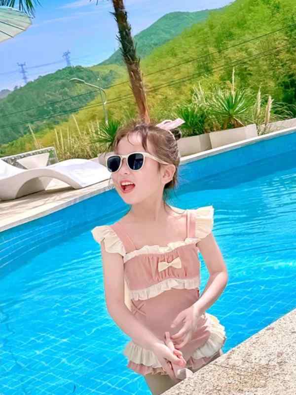 ・カテゴリ: 水着・対象: 女の子・デザイン: 韓国風、無地・素材: ポリエステル・表地成分: ポリエステル88%・重量: 150g・裏地成分: スパンデックス12%・カラー: ピンク・サイズ: S（10kg以内）、M（10-13kg）、L（13.5-16.5kg）、XL（17-20kg）、2XL（20-25kg）・スタイル: ブリーフ