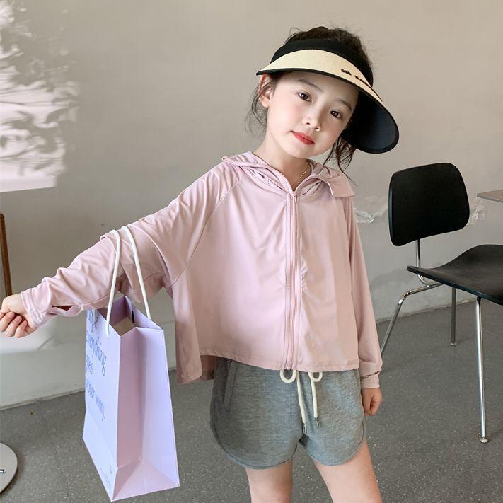 ・対象: 女児・対象年齢: 中等（7-12歳）、中大等（8歳以上、140cm以上）・素材: ポリエステル、ポリウレタン・裏地: ポリエステル・重量: 180g・カラー展開: ホワイト、ピーチ、パープル・対応身長: 110cm、120cm、130cm、140cm、150cm、160cm・フード: 有（取り外し不可）・機能: UVカット