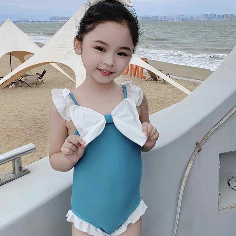 ・対象年齢: 0-10歳・対象性別: 女の子・スタイル: 韓国風、無地、高弾性、三角パンツ、連体キッズ速干水着・主な素材: ポリエステル75%・重量: 約0.2kg・裏地素材: ポリエステル25%・対応シーン: 遊具スペース、水泳・ウォータースポーツ・カラー展開: ブルー（帽子付き）、ピンク（帽子付き）、ブルー（ゴーグル付き）、ピンク（ゴーグル付き）、ブルー（3点セット・アームリング・収納袋付き）、ピンク（3点セット・アームリング・収納袋付き）、ブルー（足入れ浮き輪付き）、ブルー（浮き輪付き）、ピンク（足入れ浮き輪付き）、ピンク（浮き輪付き）、ブラック（帽子付き）・サイズ展開: S（身長70-80cm）、M（身長80-90cm）、L（身長90-100cm）、XL（身長100-110cm）、XXL（身長110-125cm）、3XL（身長125-135cm）、4XL（身長140cm）