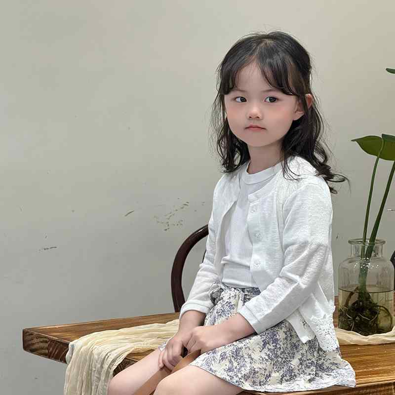 ・性別: 女児・対象年齢: 4-6歳、100-140cm・素材: ポリエステル・重量: 約200g・裏地: ポリエステル・カラー展開: ホワイト、ピンク・サイズ展開: 90、100、110、120、130、140・フード: なし・機能: 通気性