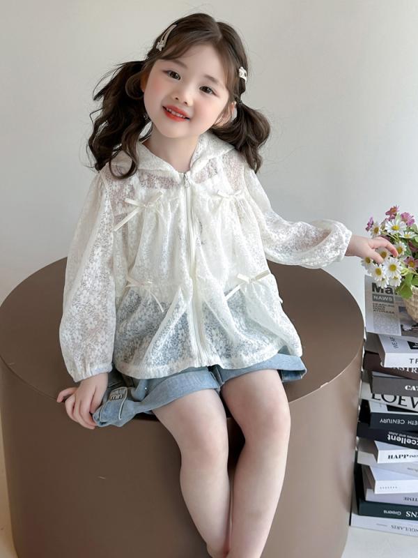 ・対象性別: 女の子・対象年齢: 3〜8歳（身長100〜140cm）・主な素材: ポリエステル90%・裏地素材: ポリエステル・重量: 約200g・カラー展開: アイボリー・サイズ展開: 90cm、100cm、110cm、120cm、130cm、140cm・フード: 有（取り外し不可）・機能: UVカット