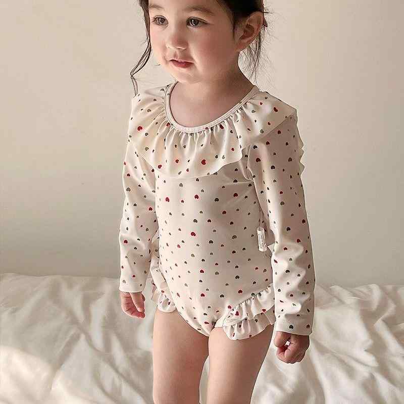 ・カテゴリ: 水着・スタイル: 三角パンツ・対象年齢: 0-12歳・柄: その他プリント・主な素材: ポリエステル85%・裏地素材: ポリエステル95%・重量: 約200-350g・着用シーン: スイミング、水遊び・カラー展開: アプリコットプリント、アプリコットプリント（スイムキャップ付き）、アプリコットプリント（スイムキャップ・ゴーグル付き）・サイズ展開: 8229.6cm（身長80cm前後）、9144cm（身長90cm前後）、10058.4cm（身長100cm前後）、10972.8cm（身長110cm前後）、11887.2cm（身長120cm前後）、12801.6cm（身長130cm前後）、13716cm（身長140cm前後）