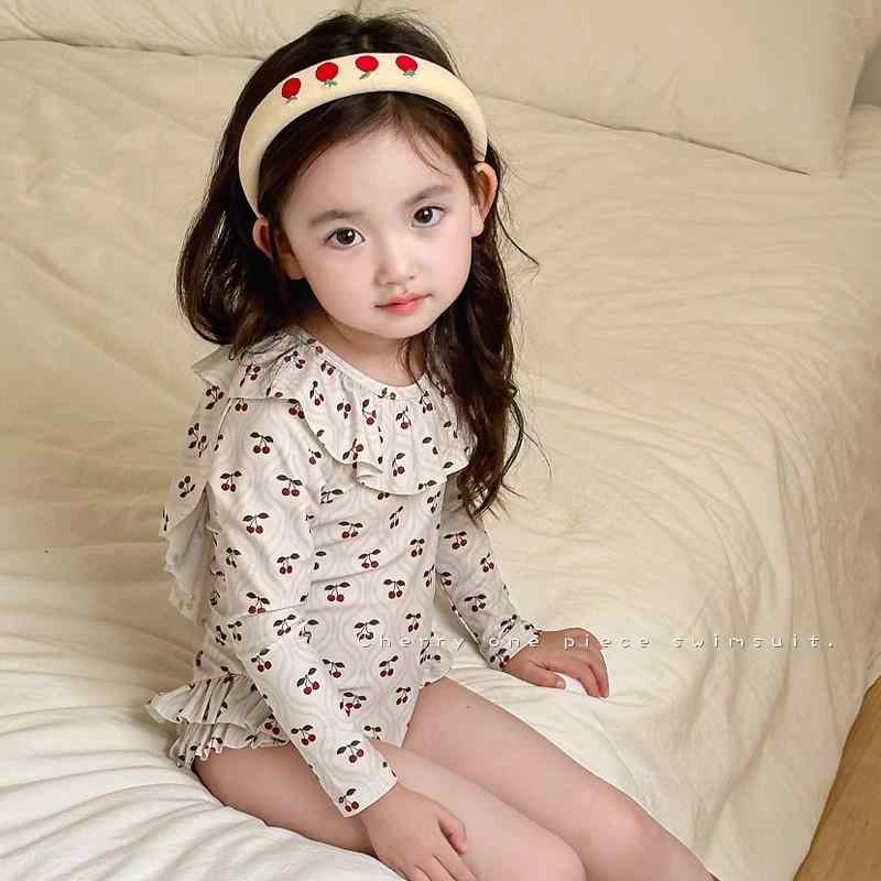 ・カテゴリ: 水着・スタイル: 長袖フリル水着・対象年齢: 0歳〜12歳・対象性別: 女の子・表地素材: ポリエステル85%・裏地素材: ポリエステル95%・重量: 約200g〜350g・着用シーン: スイミング、水遊び・カラー展開: 長袖フリル水着、長袖フリル水着＋スイムキャップ、長袖フリル水着＋ゴーグル、長袖フリル水着＋スイムキャップ＋ゴーグル・サイズ展開: 身長80cm前後、身長90cm前後、身長100cm前後、身長110cm前後、身長120cm前後、身長130cm前後、身長140cm前後・デザイン: ショーツ（三角パンツ）
