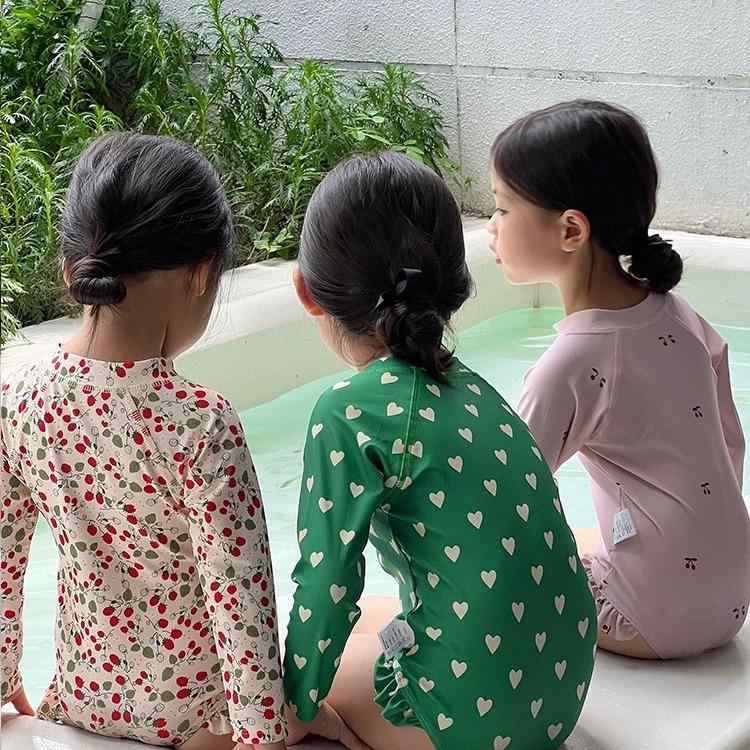 水着 女の子 キッズ 子供 ジュニア スクール 幼稚園 長袖 ラッシュガード オールインワン つなぎ ワンピース 日焼け防止 紫外線対策 UVカット 速乾 花柄 かわいい おしゃれ 夏 プール 海 ビーチ スイミング イチゴ サクランボ バナナ