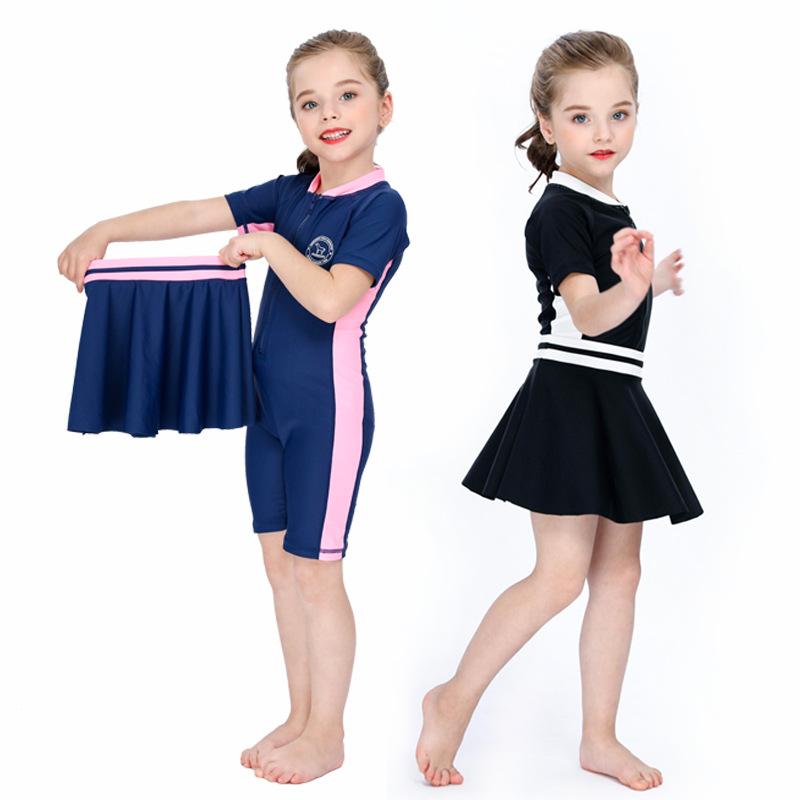 ・カテゴリ: 水着・スタイル: 三角パンツ・対象年齢: 4-10歳・対象性別: 女性・表地素材: ナイロン・裏地素材: ポリエステル・表地素材成分割合: スパンデックス80%・裏地素材成分割合: スパンデックス82%・重量: 約150g・着用シーン: スイミング、ウォータースポーツ・カラー展開: ブラック、ブルー・サイズ展開: 05、06、07、08、10、12、14（胸パッド付き）、16（胸パッド付き）