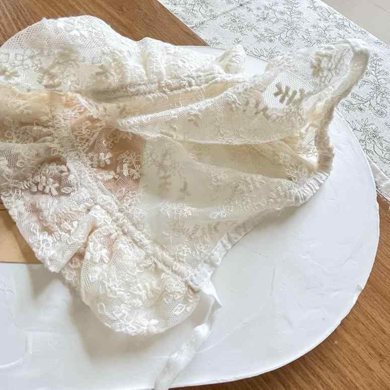 ・カテゴリ: 帽子・対象性別: 女性・カラー展開: 宽花边米、宽花边白、百搭白、杏色・サイズ展開: 0-1歳・つばのスタイル: つばなし・帽子のトップスタイル: 丸型・機能: 通気性、日よけ・スタイル: 日韓、可愛い、甘い、プリンセス・対象年齢: 1-2歳、6-12ヶ月、0-6ヶ月・素材: コットン混紡・スタイルの分類: フレッシュ＆スウィート・加工技術: プリント、ジャガード・デザイン要素: 植物・草花