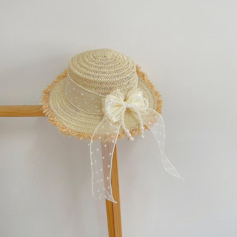 ・カテゴリ: 麦わら帽子・カラー展開: ベージュ・サイズ展開: キッズサイズ頭囲52cm・つばのスタイル: 広つば・クラウンの形状: 平らな天井・機能: 通気性、遮光・スタイル: フェミニン、スイート、プリンセス、キッズ・対象年齢: 2歳-6歳・素材: ストロー（ペーパー）