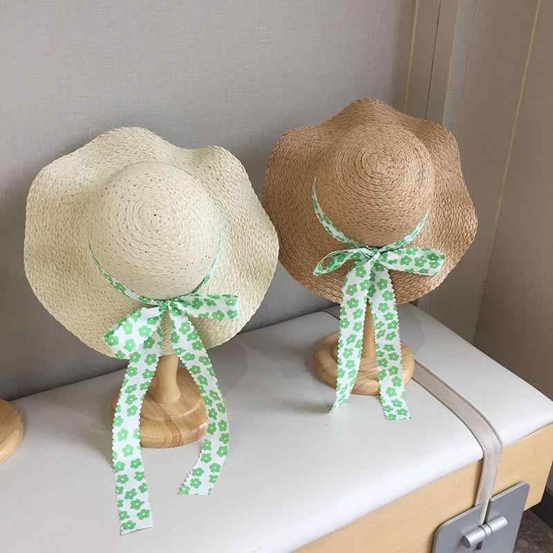 ・カテゴリ: 麦わら帽子・カラー展開: ベージュ、カーキ・サイズ展開: 麦わら帽子単品、バッグ単品、セット（帽子＋バッグ）・つばの形状: 超大つば・クラウンの形状: 丸型・機能: 防紫外線、通気性、日よけ・スタイル: フェミニン、キャラクター、可愛い、プリンセス風、爽やかで甘い・対象年齢: 4-6歳、8-10歳・素材: ストロー（草編み）・トレンド要素: エスニック・国風