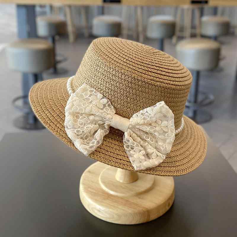 ・カテゴリ: 平帽・対象: 女性・カラー展開: キッズ（カーキ、ベージュ）、大人（カーキ、ベージュ、ピンク）・つばのスタイル: ショートつば・帽子のトップスタイル: 平天・機能: 防紫外線、通気性、日よけ・対象年齢: 2〜6歳・主な素材: アクリル・加工技術: 刺繍、サテン仕立て