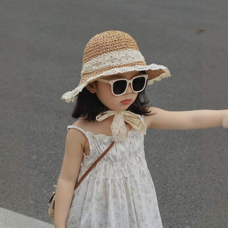 ・カテゴリ: 麦わら帽子・カラー展開: カーキ、ベージュ・サイズ展開: 2-7歳用（頭囲49-54cm）、大人用（頭囲54-58cm）・つばの形: 広つば・クラウンの形: ベル型・機能: 遮光・素材: ペーパー