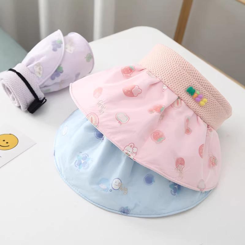 ・カテゴリ: サンバイザー・カラー展開: ピンク、ベージュ、ブルー、パープル、イエロー・サイズ展開: 3-12歳（頭囲50-54cm）・つばの形状: 広つば・クラウンの形状: オープントップ・機能: 防風、通気性、日よけ・スタイル: カートゥーン、可愛い、スウィート、クリーン・対象年齢: 2-4歳、4-6歳、8-10歳、10歳以上・素材: コットン混紡・加工技術: プリント