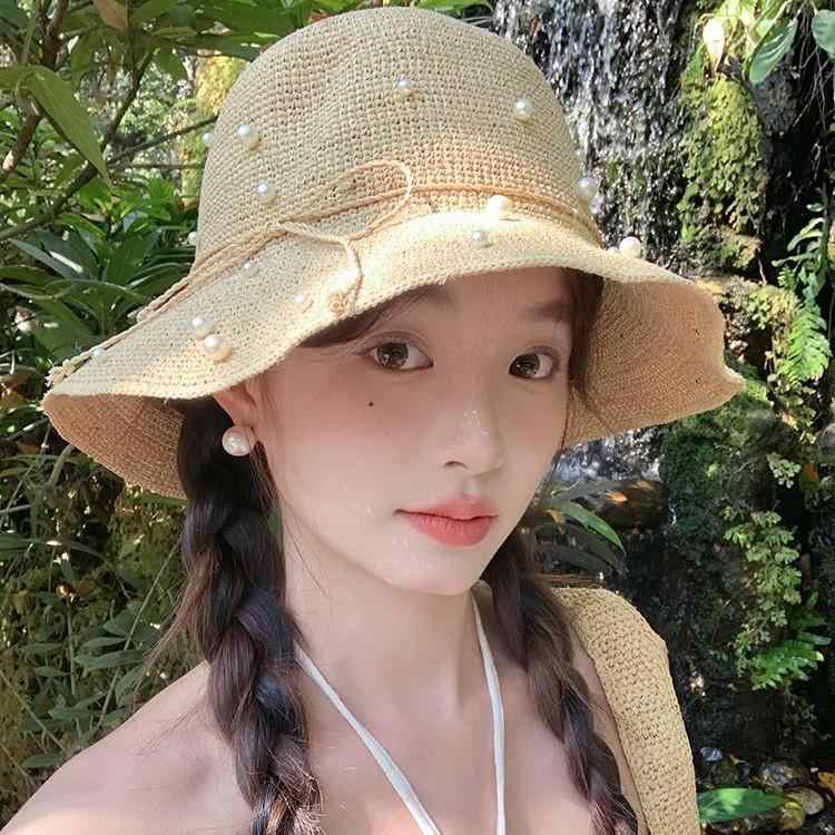 ・カテゴリ: 麦わら帽子・デザイン特徴: スタッズ、パール、ラインストーン・帽子の形状: 丸型クラウン、つば広・カラー展開: パールモデル、ラインストーンパールモデル・サイズ: フリーサイズ（調節可能、折りたたみ不可）・機能: 防風、通気、遮光・スタイル: スイート、ガーリー、リゾート、フレッシュ・素材: ラフィア椰子草・製法: 経編