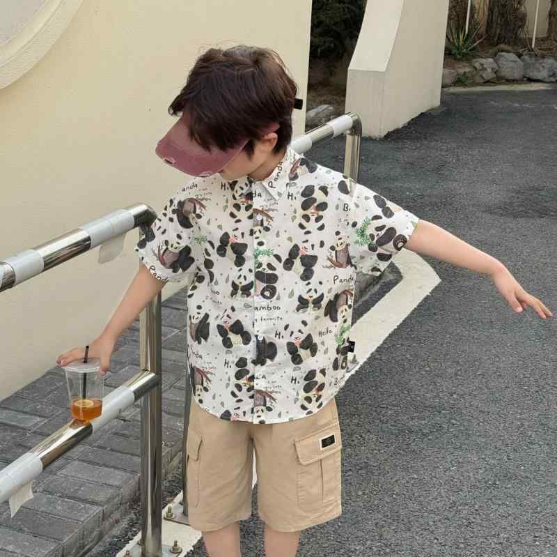 ・カテゴリ: 子供用シャツ・対象性別: 男の子・対象年齢: 3〜8歳（身長100〜140cm）・スタイル: スクール風・ネックライン: 折り襟・袖丈: 半袖・柄: 動物・デザイン要素: スポーツ、カーディガン、ブリティッシュ、トレンディ、ヨーロピアン・アメリカン・主な素材: 綿100%・カラー展開: パンダ総柄シャツ・サイズ展開: 100cm、110cm、120cm、130cm、140cm