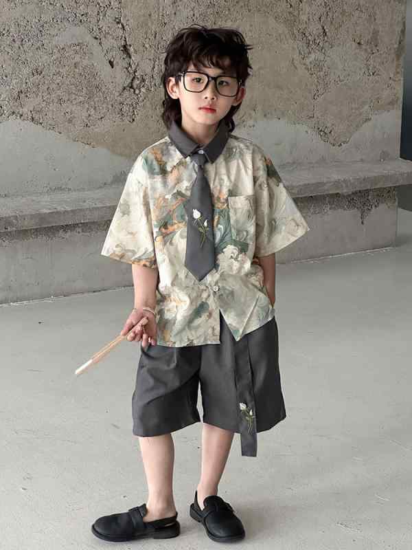 ・カテゴリ: 子供用シャツ・対象性別: 男女共用・対象年齢: 中小童（3〜8歳、100〜140cm）・スタイル: カジュアル・ネックライン: 折り襟・袖丈: 半袖・柄: プリント・主な素材: ポリエステル96%・安全基準: B類・カラー展開: 幽蘭ショートシャツ＋黒刺繍ネクタイ、三点セット（幽蘭ショートシャツ＋黒刺繍ネクタイ＋黒ショートパンツ）、四点セット（幽蘭ショートシャツ＋黒刺繍ネクタイ＋黒ショートパンツ＋黒扇子）、切り替えシャツ＋グレー刺繍ネクタイ、三点セット（切り替えシャツ＋グレー刺繍ネクタイ＋グレーショートパンツ）、四点セット（切り替えシャツ＋グレー刺繍ネクタイ＋グレーショートパンツ＋黒扇子）、シャツ＋アイボリーネッカチーフ、三点セット（シャツ＋白ショートパンツ＋アイボリーネッカチーフ）、四点セット（シャツ＋白ショートパンツ＋アイボリーネッカチーフ＋黒扇子）・サイズ展開: 90cm、100cm、110cm、120cm、130cm、140cm、150cm、160cm