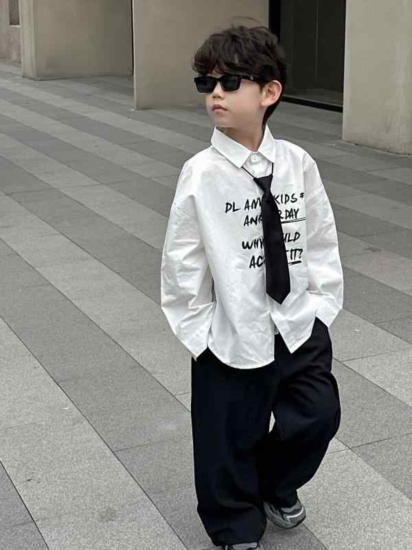・カテゴリ: 童シャツ・対象性別: 男の子・対象年齢: 中小童（3〜8歳、100〜140cm）・スタイル: 韓国風・ネックライン: 襟付き・袖丈: 長袖・柄: アルファベット、その他・主な素材: 綿90%・カラー展開: ホワイト（ネクタイ付き）・サイズ展開: 100cm、110cm、120cm、130cm、140cm、150cm、160cm