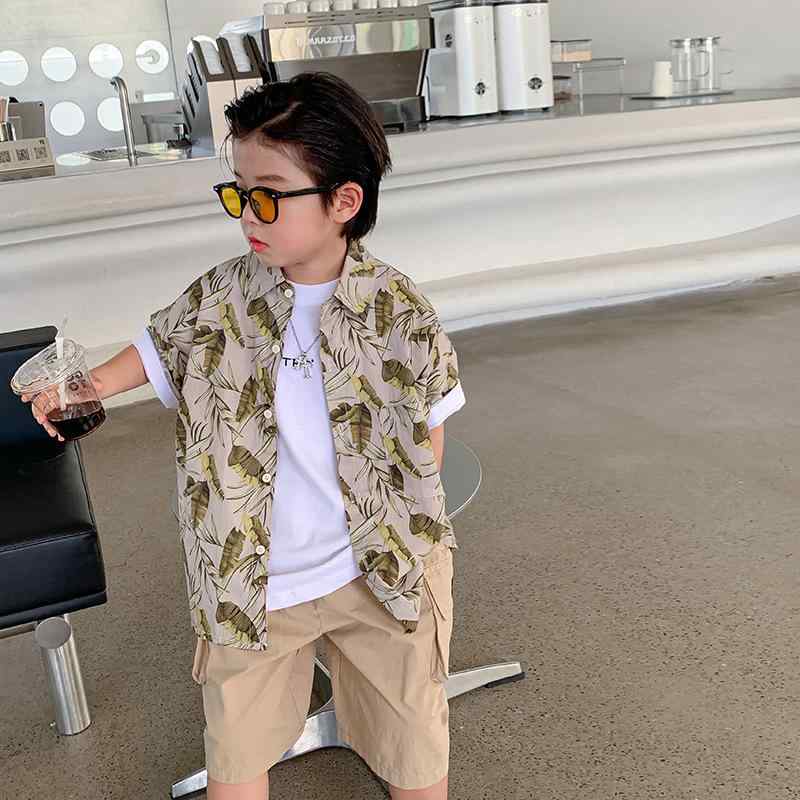・カテゴリ: キッズシャツ・対象性別: 男児・対象年齢: 中高学年（8歳以上、身長140cm以上）・スタイル: 韓国風・襟型: レギュラーカラー（オープンカラー）・袖丈: 半袖・柄: アブストラクト・要素: プリント、ブリティッシュ、トレンド・素材: 綿100%・カラー展開: ブルー、グリーン・サイズ展開: 110cm、120cm、130cm、140cm、150cm、160cm、170cm