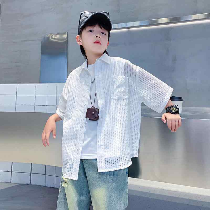 ・カテゴリ: 子供用シャツ・スタイル: 韓国風、ブリティッシュ、カジュアル・対象性別: 男の子・対象年齢: 中高学年（8歳以上、身長140cm以上）・ネックライン: 折り襟・袖丈: 半袖・柄: 無地・デザイン要素: カーディガン・主な素材: ポリエステル86.4%・安全基準: B類・カラー展開: ホワイト、ライトブルー・サイズ展開: 110cm、120cm、130cm、140cm、150cm、160cm、170cm・留め具の種類: シングルブレスト