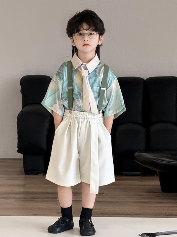 ・カテゴリ: キッズシャツ・対象性別: 男女兼用・対象年齢: 中小童（3〜8歳、100〜140cm）・スタイル: 韓国風・ネックライン: 折り襟・袖丈: 半袖・柄: 花柄、抽象模様・主な素材: ポリエステル100%・安全基準: B類・カラー展開: 25383シャツ+オフホワイトスカーフ、25313ホワイトストラップパンツ、4点セット（シャツ+スカーフ+パンツ+グリーンサスペンダー）、5点セット（シャツ+スカーフ+パンツ+グリーンサスペンダー+ブラック扇子）・サイズ展開: 90cm、100cm、110cm、120cm、130cm、140cm、150cm、160cm