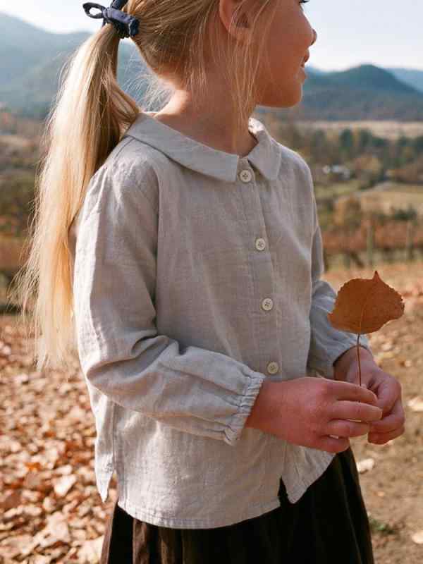 ・カテゴリ: 子供用シャツ・対象性別: 男女兼用・対象年齢: 中小童（3～8歳、100～140cm）・スタイル: 万能、カジュアル・ネックライン: 折り襟・袖丈: 長袖・デザイン特長: かわいい、カーディガン風・主な素材: 麻・素材構成: 亜麻30%、綿70%・安全基準: B類・カラー展開: 甘石粉、泥灰、生成り・サイズ展開: 90cm、100cm、110cm、120cm、130cm、140cm