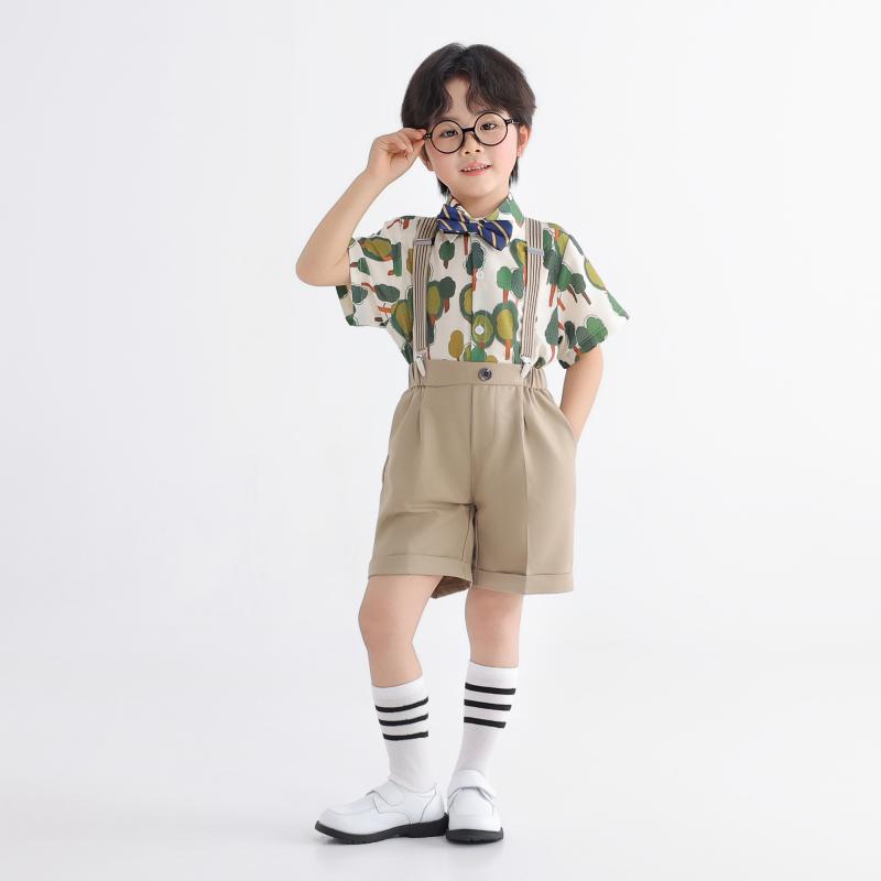 ・カテゴリ: 童シャツ・対象性別: 男・対象年齢: 中小童（3～8歳、100～140cm）・スタイル: カジュアル・ネックライン: 襟付き・袖丈: 半袖・柄: キャラクター・生地名称: 化繊混紡・主な素材: ポリエステル100%・カラー展開: 绿樹木半袖+カーキショートパンツ+カーキストライプサスペンダー+ブルーイエロー蝶ネクタイ、赤ハウス半袖+ホワイトショートパンツ+ホワイトサスペンダー+白地黒底蝶ネクタイ、動物プリント半袖+ブラックショートパンツ+ブラックサスペンダー+ブラック蝶ネクタイ、オレンジイエロー動物園半袖+ブラックショートパンツ+ブラックサスペンダー+ブラック蝶ネクタイ、グリーン犬半袖+ブラックショートパンツ+ブラックストライプサスペンダー+ブラック蝶ネクタイ、バラ半袖+ブラックショートパンツ+ブラックサスペンダー+ブラック蝶ネクタイ・サイズ展開: 90cm、100cm、110cm、120cm、130cm、140cm、150cm、160cm