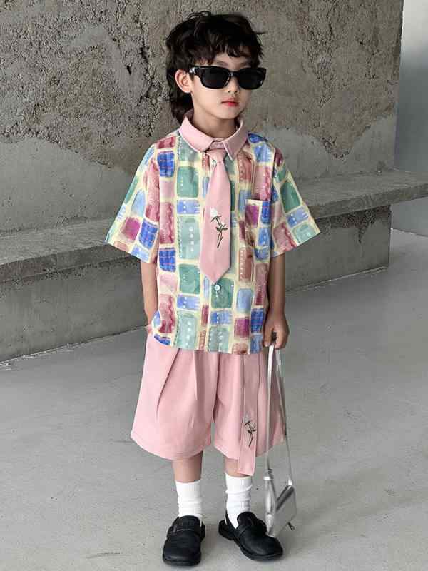 ・カテゴリ: キッズシャツ・対象性別: 男女兼用・対象年齢: 中小童（3～8歳、100～140cm）・スタイル: チャイナ風・襟型: 折り襟・生地加工: 柔軟加工・袖丈: 半袖・柄: 抽象、その他・デザイン要素: セット、格子、可愛い、プリント・主な素材: ポリエステル96%・安全基準: B類・カラー展開: ピンクシャツ＋ネクタイ、ピンクドレープパンツ、3点セット（ピンクシャツ＋パンツ＋ネクタイ）・サイズ展開: 100cm、110cm、120cm、130cm、140cm、150cm、160cm