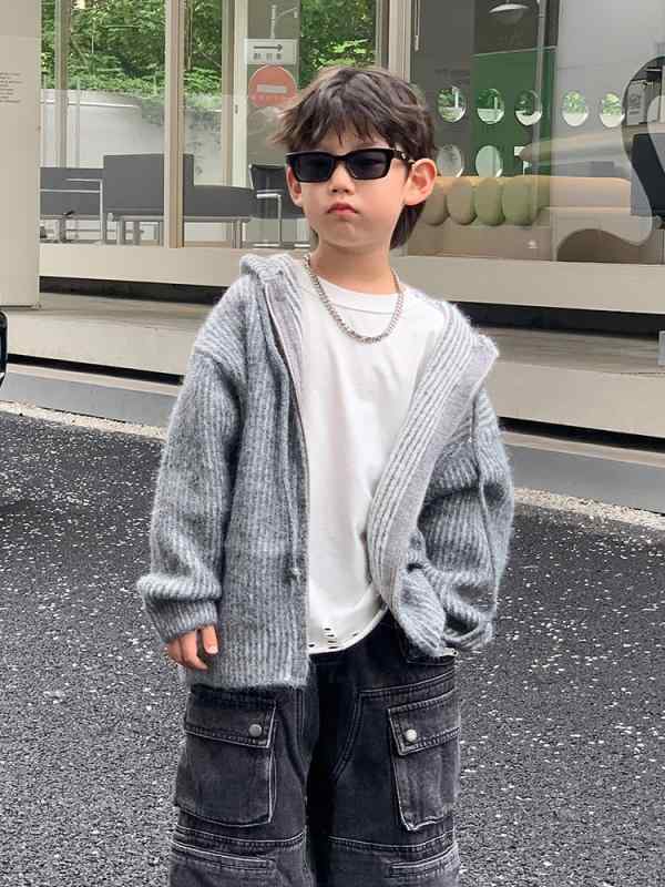 ・カテゴリ: 子供用セーター・対象性別: 男の子・生地加工: シャーリング、柔軟処理・スタイル: 韓国風・対象年齢: 中小の子供（3〜8歳、身長100〜140cm）・毛糸の太さ: 普通・厚さ: 極厚・袖丈: 長袖・開閉仕様: ファスナー・柄: 無地・デザイン要素: トレンド・素材: アクリル86%・安全基準: B類・ネックライン: 衿付き・フード: フード付き（取り外し不可）・カラー展開: グレー・サイズ展開: 90cm、100cm、110cm、120cm、130cm、140cm、150cm