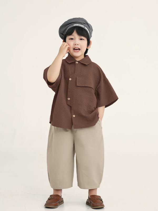 ・性別: 男・対象年齢: 中小童(3~8歳、100~140cm)・スタイル: 韓国風・襟型: 折り襟・袖丈: 半袖・柄: 無地・素材: 100%ポリエステル繊維・カラー展開: ブラウン・対応身長: 90cm、100cm、110cm、120cm、130cm、140cm・カテゴリ: キッズシャツ