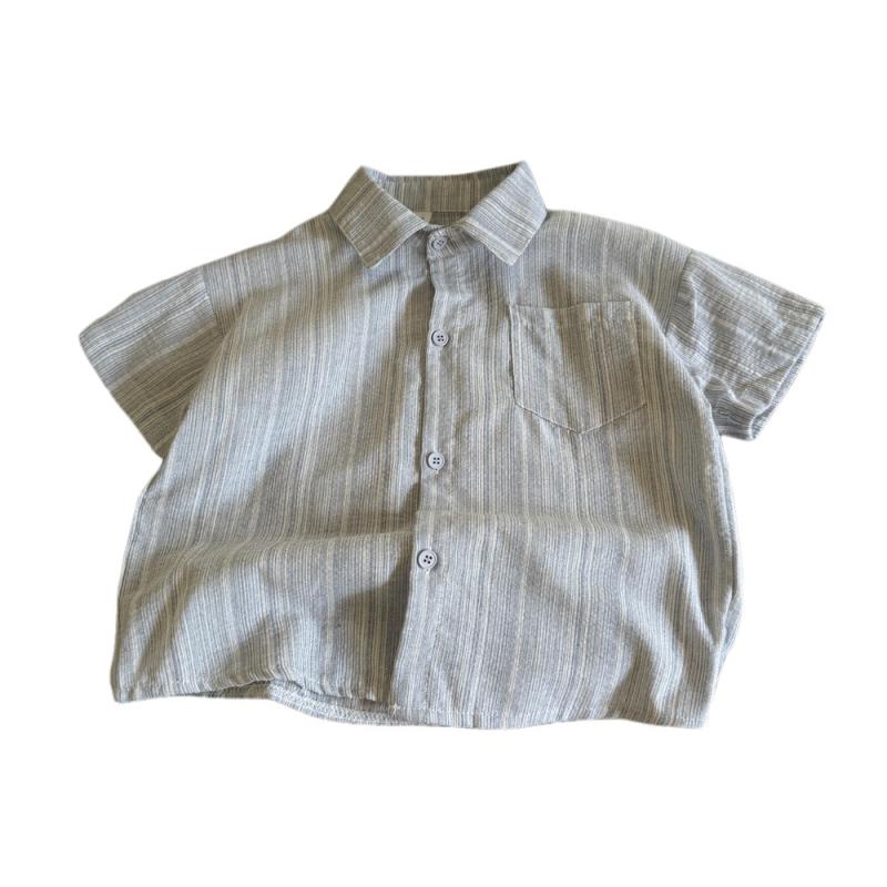 ・性別: 男児・対象年齢: 中小童(3~8歳、100~140cm)・スタイル: 韓国風・ネックライン: 折り襟・生地加工: 起毛、酵素洗い・袖丈: 半袖・柄: ボーダー・デザイン要素: スポーツ、ボーダー・主な素材: 綿・素材割合: 綿100%・安全基準: B類・カラー: ライトブルー・対応身長: 80cm、90cm、100cm、110cm、120cm、130cm、140cm、150cm・カテゴリ: キッズシャツ