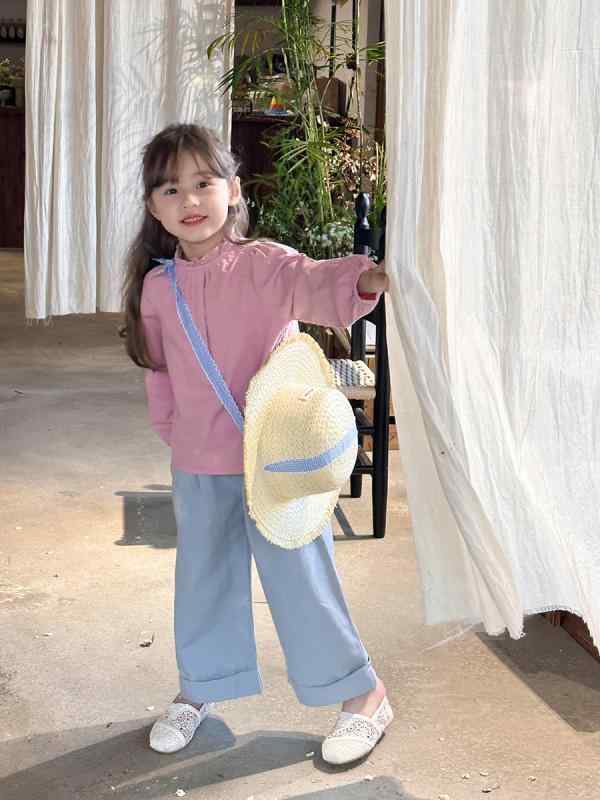 ・カテゴリ: キッズシャツ・対象性別: 男女共用・対象年齢: 中小童（3〜8歳、100〜140cm）・スタイル: 韓国風・ネックライン: 折り襟・袖丈: 長袖・柄: 無地・生地: テンセル高密度ツイルコットン・主な素材: 綿100%・カラー展開: ライトグリーン、ベージュ、ピンク・サイズ展開: 90cm、100cm、110cm、120cm、130cm、140cm、150cm