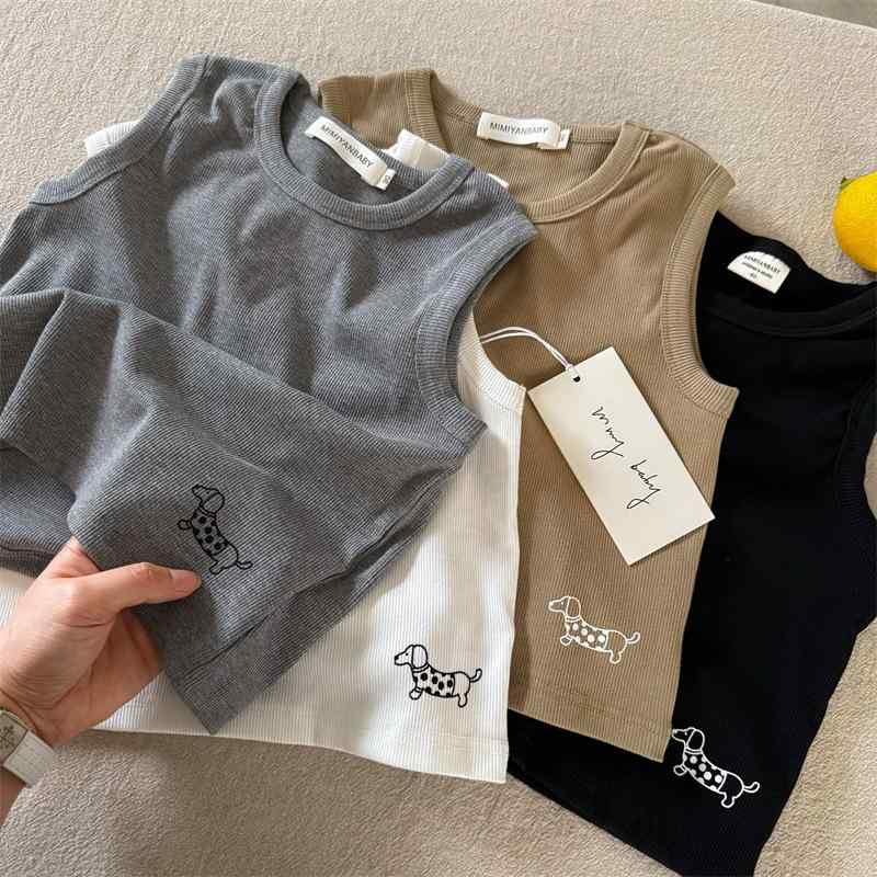 ・性別: ユニセックス・スタイル: 韓国風・デザイン: ニットベスト・対象年齢: 中小童（3〜8歳、身長100〜140cm）・生地加工: 柔軟加工・柄: キャラクター・主な素材: 綿80%・安全基準: B類・ネックライン: クルーネック・フード: フードなし・カラー展開: ホワイト、ブラック、グレー、ダークカーキ・対象身長: 90cm、100cm、110cm、120cm、130cm、140cm・カテゴリ: キッズベスト・キャミソール