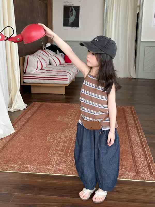 ・カテゴリ: 子供用タンクトップ、キャミソール・対象性別: 男女兼用・スタイル: 韓国風・デザイン: 吊り下げタイプ・対象年齢: 中小の子供（3〜8歳、100〜140cm）・生地加工: 柔軟処理・柄: ボーダー・素材: 綿85%・安全基準: B類・ネックライン: クルーネック・フード: フードなし・カラー展開: ボーダータンクトップ、ジーンズ・対応身長: 90cm、100cm、110cm、120cm、130cm、140cm