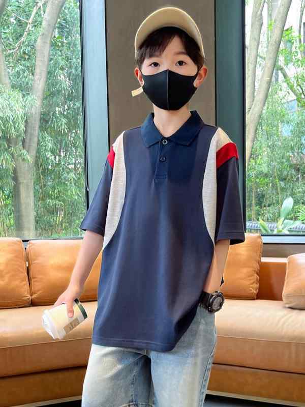 ・カテゴリ: キッズTシャツ・スタイル: 韓国風・対象性別: 男性・フード: なし（フードなし）・袖丈: 半袖・対象年齢: 中高学年（8歳以上、身長140cm以上）・生地加工: 柔軟加工・柄: 抽象柄・デザイン要素: バイカラー、トレンド・主な素材: 綿65%・安全基準: B類・ネックライン: ポロカラー（襟付き）・機能: 吸湿速乾・カラー展開: ネイビー・サイズ展開: 120cm、130cm、140cm、150cm、160cm、170cm