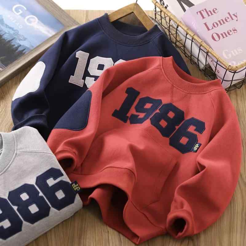 ・スタイル: カジュアル・対象性別: ボーイズ・柄: 英字、プリント、刺繍・カラー展開: レッド、グレー、ホワイト、ライトブルー、ネイビー、オフホワイト、グリーン・サイズ展開: 110、120、130、140、150、160・主な素材: ポリエステル・素材含有率: 81%〜95%・対象年齢: キッズ（3歳〜8歳、身長100cm〜140cm）・カテゴリ: POLOシャツ、スリーブシャツ、トレーナー、パーカー