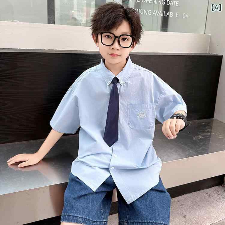 ・カテゴリ: 童シャツ・対象: 男児・対象年齢: 中大童（8歳以上、140cm以上）・スタイル: スクール・襟型: レギュラーカラー・袖丈: 半袖・柄: 英字・仕様: 前開き、ソフト加工、ネックラベルあり、タグあり・主な素材: 綿70%・安全基準: B類・カラー展開: ライトブルー、ホワイト・サイズ展開: 120cm、130cm、140cm、150cm、160cm、170cm