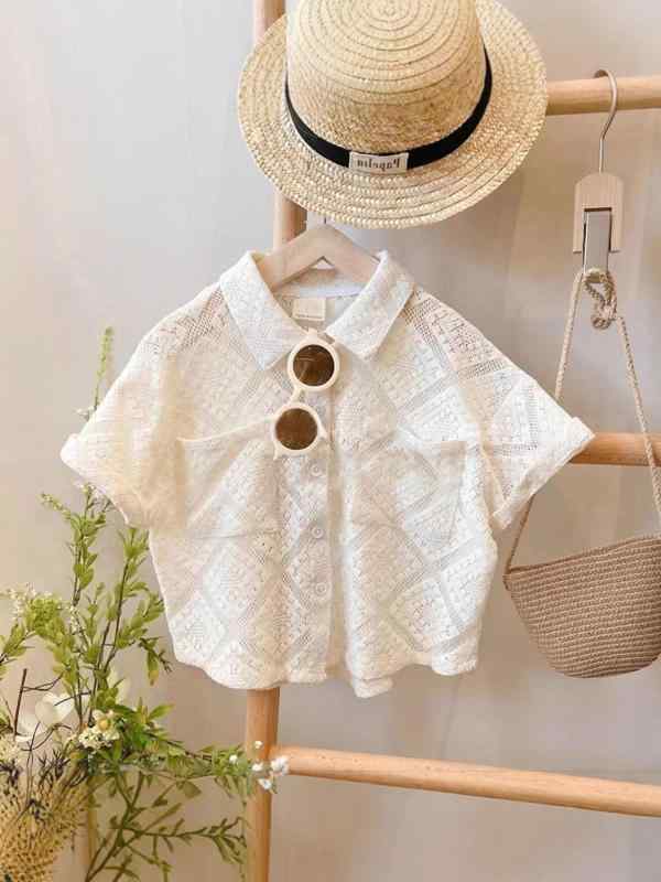 ・カテゴリ: キッズシャツ・対象性別: 男児・対象年齢: 中小童（3〜8歳、100〜140cm）・スタイル: チャイニーズスタイル・ネックライン: 翻り襟・生地加工: 柔軟処理・袖丈: 短袖・柄: 無地・ディテール: レース・生地名: 化学繊維混紡・主な素材: ポリエステル100%・安全基準: B類・カラー: アイボリー・サイズ展開: 73cm、80cm、90cm、100cm、110cm、120cm、130cm