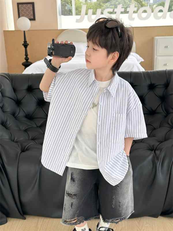 ・カテゴリ: 子供用シャツ・対象性別: 男女兼用・スタイル: 韓国風・ネックライン: レギュラーカラー・袖丈: 半袖・素材: 綿・主な素材の割合: 98%・安全基準: B類・カラー展開: ブルーホワイトストライプ、ブラックホワイトストライプ・対応身長: 8229.6cm、9144cm、10058.4cm、10972.8cm、11887.2cm、12801.6cm、13716cm、14630.4cm