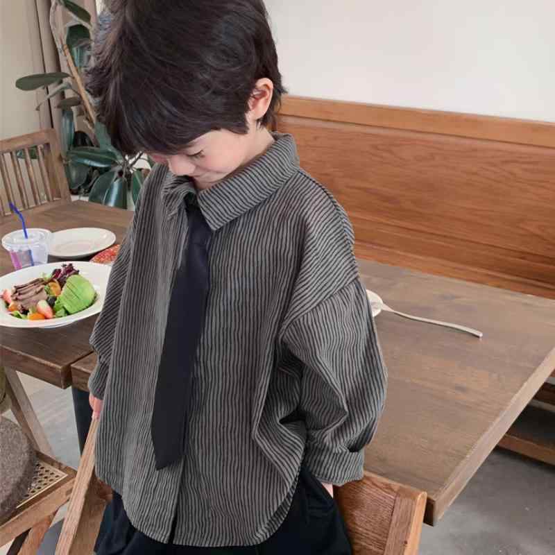 ・カテゴリ: キッズシャツ・対象性別: 男の子・対象年齢: 中小童（3〜8歳、100〜140cm）・スタイル: 韓国風・ネックライン: 折り襟・袖丈: 長袖・柄: ストライプ・素材: 綿・主な素材の割合: 90%・安全基準: B類・カラー展開: ストライプ（ネクタイ付き）・サイズ展開: 8229.6cm、9144cm、10058.4cm、10972.8cm、11887.2cm、12801.6cm