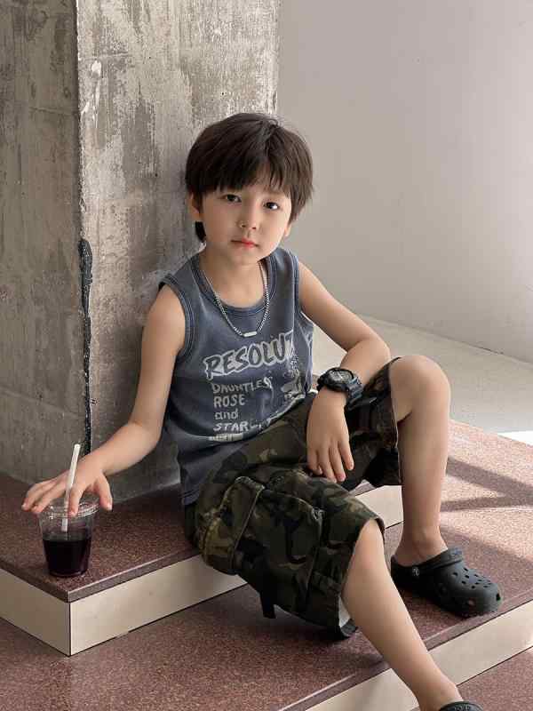 ・カテゴリ: 子供用ベスト・タンクトップ・性別: 男女兼用・スタイル: 韓国風・袖丈: ノースリーブ・対象年齢: 中小童（3～8歳、100～140cm）・主な素材: 綿100%・ネックライン: クルーネック・柄: 英字・カラー展開: グレー、ブルー・サイズ展開: 90cm、100cm、110cm、120cm、130cm、140cm、150cm、160cm、170cm