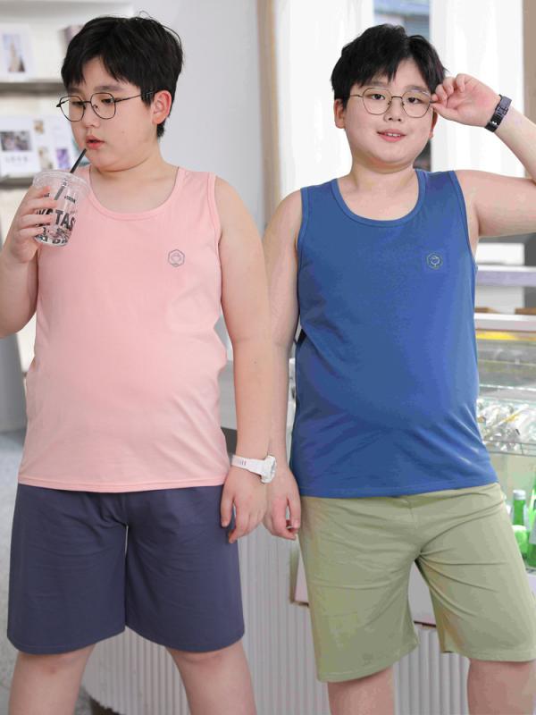 ・カテゴリ: タンクトップ・対象性別: 男の子・スタイル: シンプル・袖丈: ノースリーブ・推奨年齢: 8歳以上（身長140cm以上）・生地加工: 柔軟加工・柄: 無地、プリント・主な素材: 綿95%・安全基準: A類・ネックライン: クルーネック・カラー展開: ブルー、グリーン、ピンク・サイズ展開: 140cm、150cm、160cm、170cm、180cm、190cm