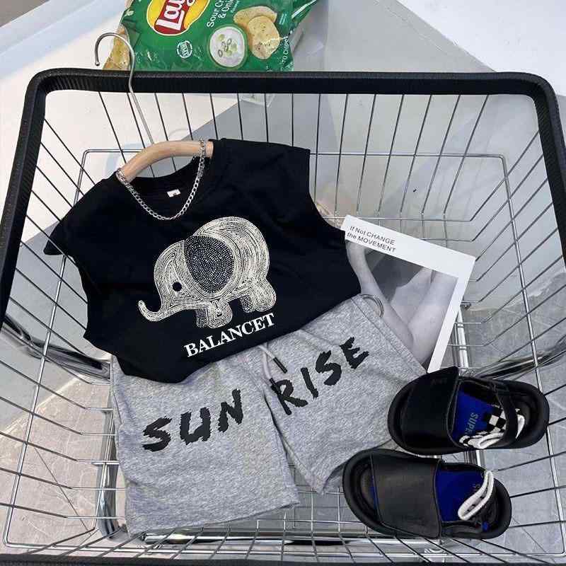 ・カテゴリ: 子供用タンクトップ、キャミソール・対象性別: 男女兼用・スタイル: 着回し・袖丈: ノースリーブ・対象年齢: キッズ（3～8歳、100～140cm）・生地加工: ソフト加工・柄: カートゥーン、ボーダー、アルファベット、可愛い・主な素材: 綿100%・安全基準: B類・ネックライン: クルーネック・フード: なし（フードなし）・カラー展開: ブラック（ゾウ）、ブラック（パンダ）・サイズ展開: 80cm、90cm、100cm、110cm、120cm、130cm、140cm、150cm