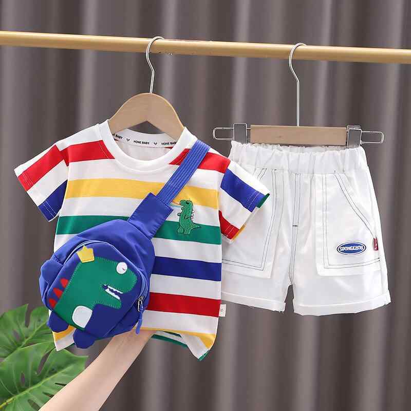 ・カテゴリ: 子供用セットアップ・対象性別: 男女兼用・スタイル: 韓国風・セット内容: トップス、パンツ、バッグ・セット点数: 2点セット・対象年齢: 3〜8歳（身長100〜140cm）・袖丈: 半袖・パンツ丈: ショートパンツ・厚さ: 薄手・主な素材: 綿95%・安全基準: A類・着用タイプ: プルオーバー・カラー展開: ブルーセット（グリーンバッグ付き）、ホワイトセット（グリーンバッグ付き）、ブルーセット（バッグなし）、ホワイトセット（バッグなし）、ブルーセット（ブルーバッグ付き）、ホワイトセット（ブルーバッグ付き）・サイズ展開: 80cm、90cm、100cm、110cm、120cm