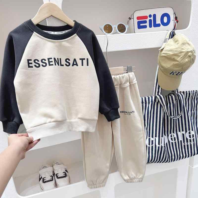 ・カテゴリ: キッズ用セットアップ・性別: 男の子・スタイル: 韓国風・セット内容: トップス、パンツ（2点セット）・対象年齢: 8歳以上、140cm以上・袖丈: 長袖・フード: なし・パンツ丈: ロングパンツ・生地加工: 柔軟加工・厚さ: 普通・柄: 無地、アルファベット・テイスト: スポーツ、イングリッシュ、ペアルック、ストリート・主な素材: 綿85%・安全基準: B類・開閉仕様: プルオーバー・カラー展開: アイボリー、ダークグレー・サイズ展開: 100cm、110cm、120cm、130cm、140cm、150cm