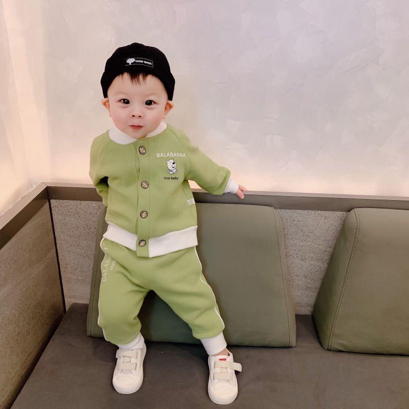 ・カテゴリ: 童套装・スタイル: カジュアル（韓国風）・対象性別: 男女共用・セット内容: トップス、パンツ・セット数: 2点・対象年齢: 1～3歳（身長80～100cm）・袖丈: 長袖・パンツ丈: ロングパンツ・生地加工: 柔軟加工・厚さ: 普通・柄: 無地・主な素材: 綿65%・安全基準: A類・留め具の種類: シングルブレスト・カラー展開: グリーン（上衣+パンツ）、イエロー（上衣+パンツ）、ピンク（上衣+パンツ）、ブルー（上衣+パンツ）・サイズ展開: 73cm、80cm、90cm、100cm