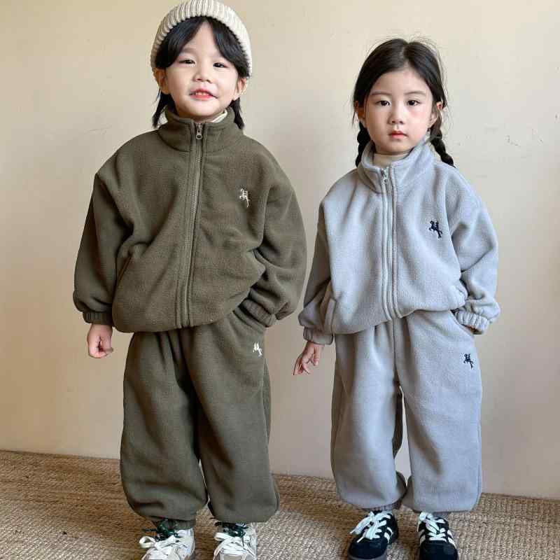・カテゴリ: キッズ用セットアップ・対象性別: 男女共用・スタイル: 韓国風・セット内容: トップス、パンツ（2点セット）・対象年齢: 3歳-8歳（身長100cm-140cm）・袖丈: 長袖・パンツ丈: 長ズボン・加工: 柔軟加工・生地の厚さ: 普通・柄: 無地・デザイン: 可愛い、トレンド・主な素材: ポリエステル100%・安全基準: Aクラス・前開き仕様: シングルブレスト・カラー展開: アーミーグリーン、杏色、ライトグレー、ダークコーヒー・サイズ展開: 80cm、90cm、100cm、110cm、120cm、130cm、140cm、150cm