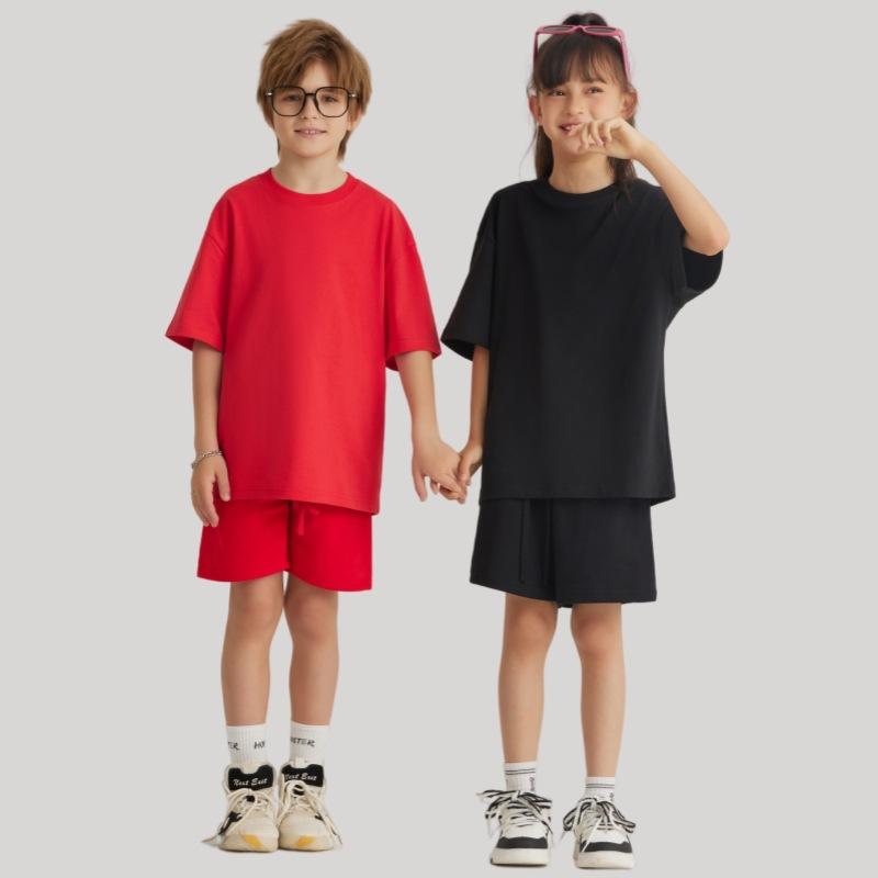 ・カテゴリ: キッズ用セットアップ・対象性別: 男女兼用・スタイル: カジュアル・セット内容: 2点セット（トップス、パンツ）・対象年齢: 3〜8歳（100〜140cm）・袖丈: 半袖・パンツ丈: ショートパンツ・生地加工: 柔軟加工・厚み: 極厚・柄: 無地・デザイン要素: スポーツ、セットアップ、親子リンク、ストリート、シャーベットカラー・主な素材: 綿100%・安全基準: B類・カラー展開: ホワイト、ブラック、ロイヤルブルー、レッド、ベージュ、ライトピンク、ライトブルー、小麦色、ヘザーグレー、ホワイトBK7、ネイビーBK7、ダークグレーBK7、アイボリーBK7、ブラックBK7、レモンイエローBK7、コーラルレッドBK7、ダークパープルBK7、チャコールグレーBK7、オートミールグレーBK7・サイズ展開: 110cm、120cm、130cm、140cm、150cm