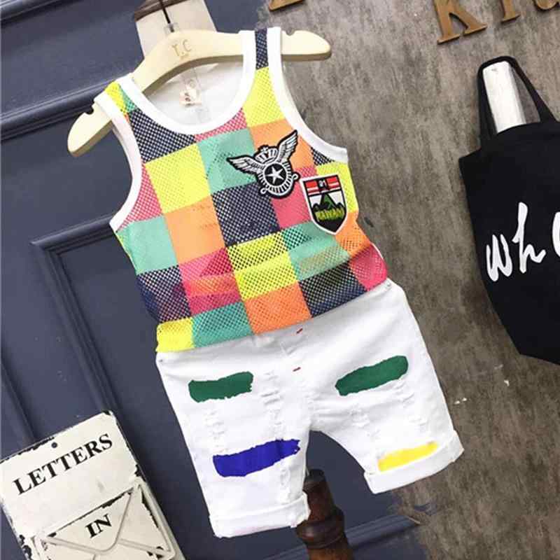 ・カテゴリ: キッズスーツ、男の子用セットアップ・性別: 男児・スタイル: カジュアル・セット内容: トップス、ボトムスの2点セット・対象年齢: 中小童（3〜8歳、身長100〜140cm）・袖丈: ノースリーブ・フード: フードなし・パンツ丈: ショートパンツ・加工技術: 柔軟加工・厚み: 薄手・柄: チェック、配色・素材: 綿90%・安全基準: B類・留め具の種類: プルオーバー・カラー展開: カラフルチェックタンクトップ、ホワイトショートパンツ、カラフルチェックタンクトップ＋ホワイトショートパンツセット・サイズ展開: 90cm、100cm、110cm、120cm、130cm