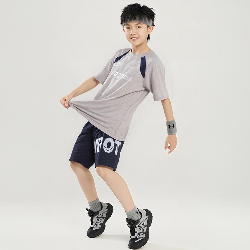 ・カテゴリ: 子供用セットアップ・対象性別: キッズ（男の子）・スタイル: スポーツ・セット内容: 2点セット・対象年齢: 3〜8歳・袖丈: 半袖・パンツ丈: 5分丈/ミディアムパンツ・厚さ: 薄手・柄: アルファベット・主な素材: ポリエステル90%・安全基準: B類・留め具の種類: プルオーバー・カラー展開: QF06、QF07・対象身長: 90cm、100cm、110cm、120cm、130cm、140cm、150cm、160cm
