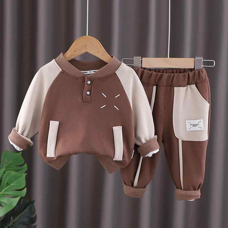 ・カテゴリ: 子供用セットアップ・対象性別: 男の子・スタイル: 韓国風・セット内容: トップス、パンツの2点セット・対象年齢: 1〜3歳（身長80〜100cm）・袖丈: 長袖・フード: なし・パンツ丈: ショートパンツ・生地加工: 柔軟加工・厚さ: 薄手・柄: 無地・デザイン要素: スポーツ・主な素材: 綿95%・安全基準: A類・留め具の種類: プルオーバー・カラー展開: フェイクポケットコーヒー、フェイクポケットグレー・サイズ展開: 7315.2cm（推奨身長65-75cm）、8229.6cm（推奨身長75-85cm）、9144cm（推奨身長85-95cm）、10058.4cm（推奨身長95-105cm）、10972.8cm（推奨身長105-115cm）